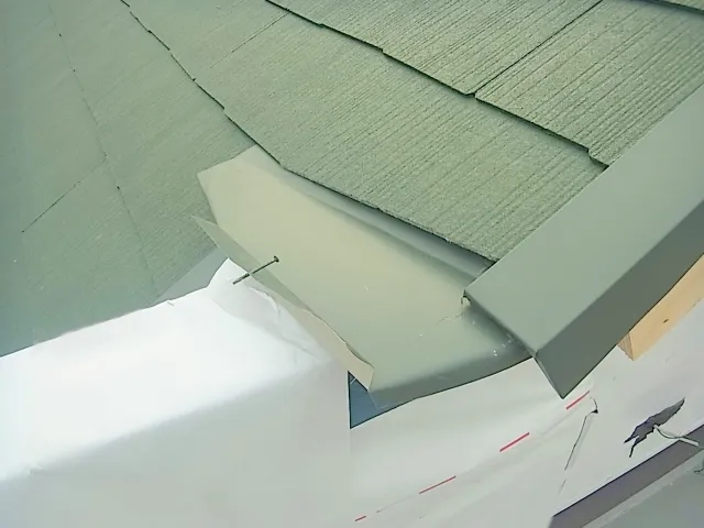 富山市の住宅で、屋根の谷や外壁まわりに板金と防水を組み合わせて雨水の流れを整える施工