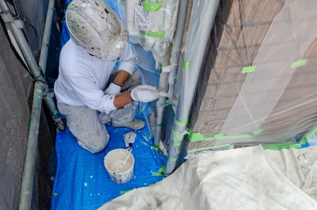 富山・高岡の現地で、外壁のチョーキングや屋根の塗膜の状態を確認し塗装かガルバリウム鋼板かを判断する調査