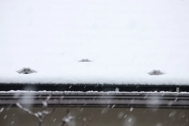 富山市の住宅で、屋根から落ちる雪の衝撃や重みで雨樋がゆがんだり外れる