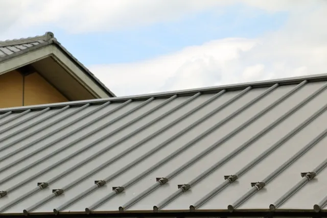 富山の気候を踏まえ自社施工で屋根・外壁・雨樋を一体として点検・提案しているRoof WorXの現場