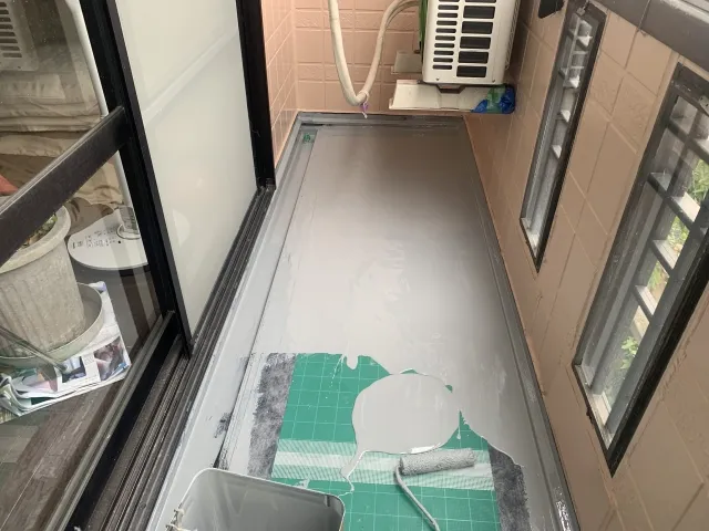 富山市のベランダ防水工事で、春や秋の安定した天候のもと防水材を乾燥・硬化させる施工のイメージ