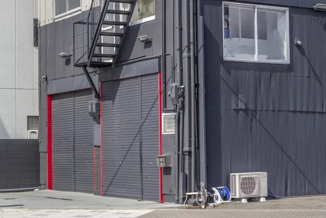 富山市のガレージ床にポリフレークを施工し、車の乗り入れでも摩耗や油汚れに強い床へ仕上げたイメージ