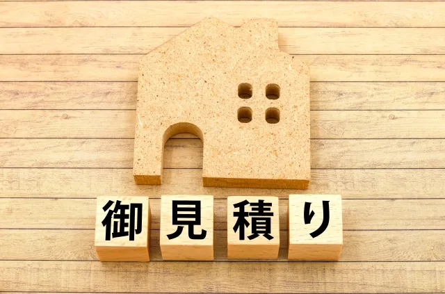富山市の住宅で雨漏りの原因と傷みの範囲を確認し、必要な工事と費用を案内する現地調査のイメージ