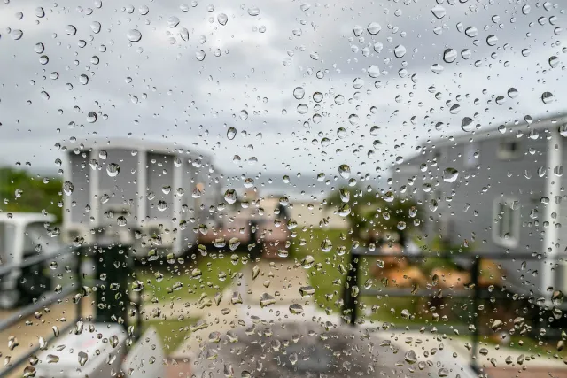 富山市の住宅で、ベランダ床の防水だけでなく笠木や外壁との境目まで確認して雨漏りの原因を調べるイメージ